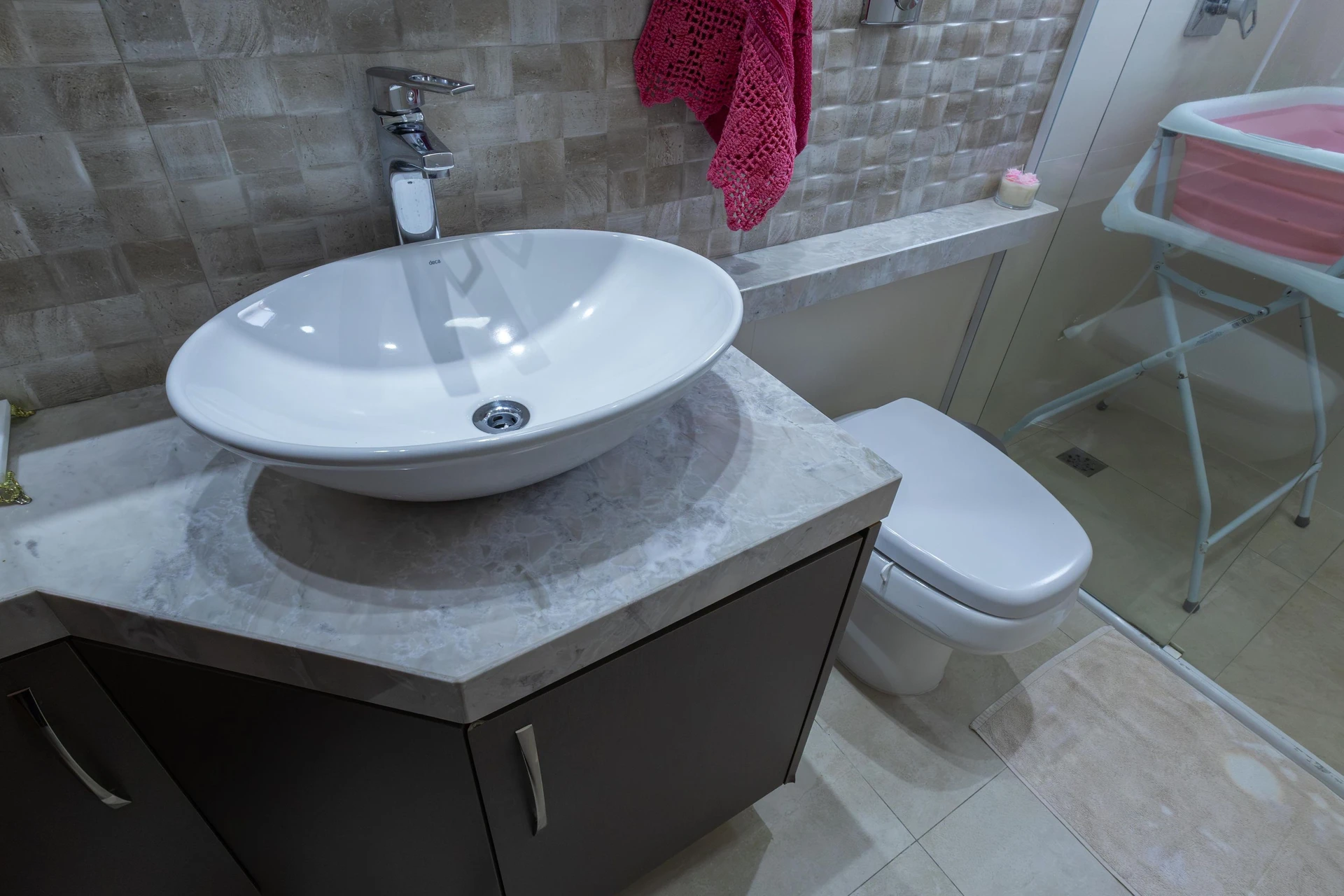 Bathtub in a 3-bedroom house, 180 m² — photo 55