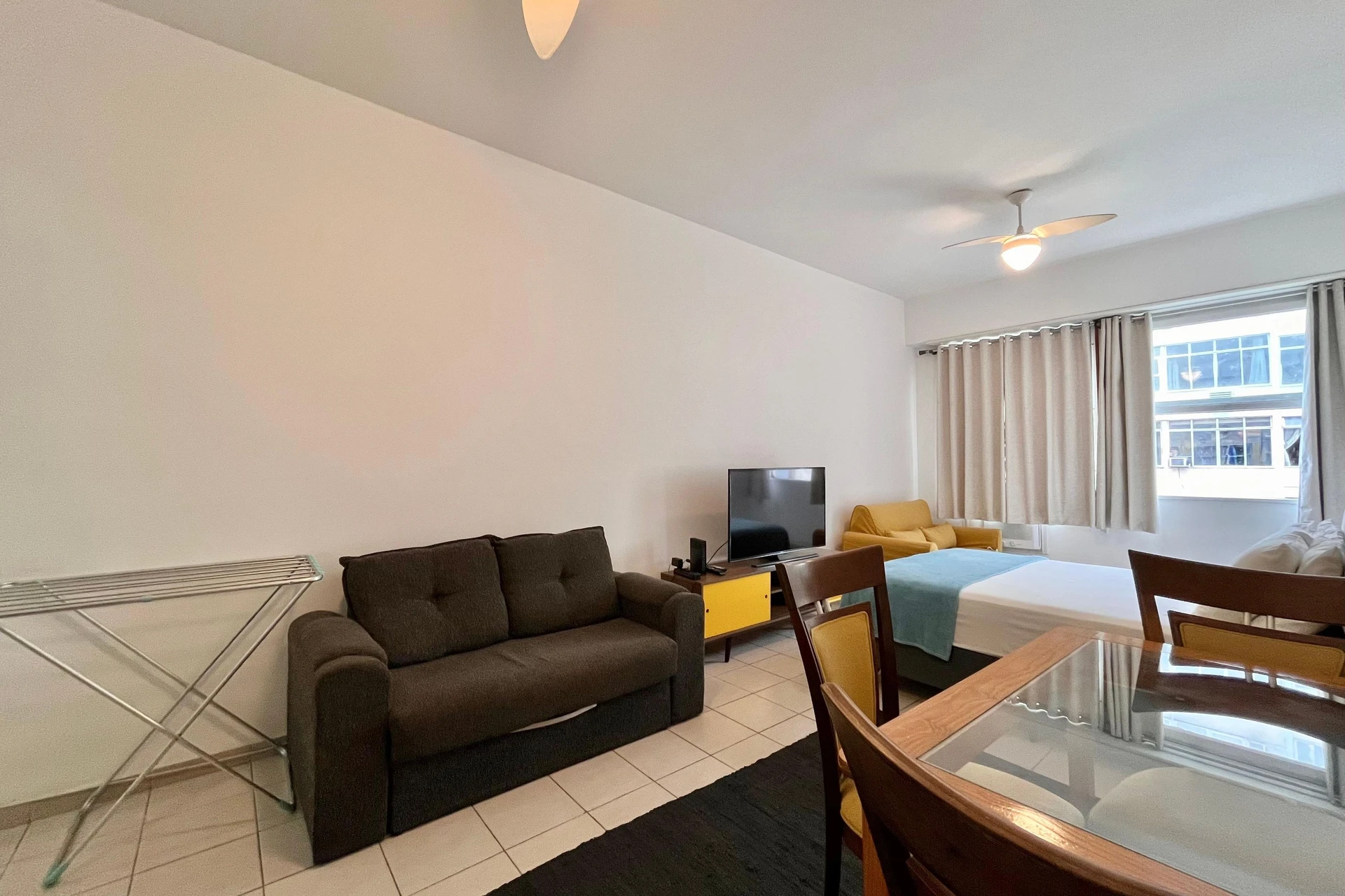 Furnished 1-bedroom apartment with a compact kitchen — photo 5
