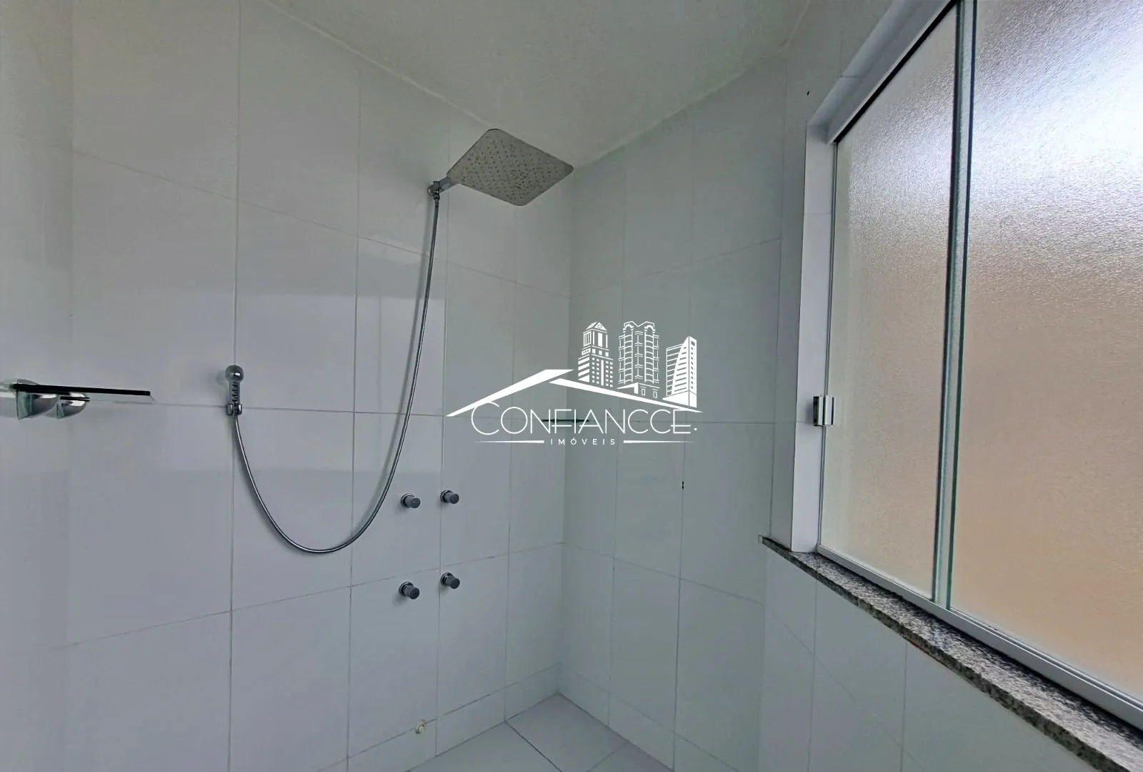 Bathtub in a 3-bedroom house, 350 m² — photo 33