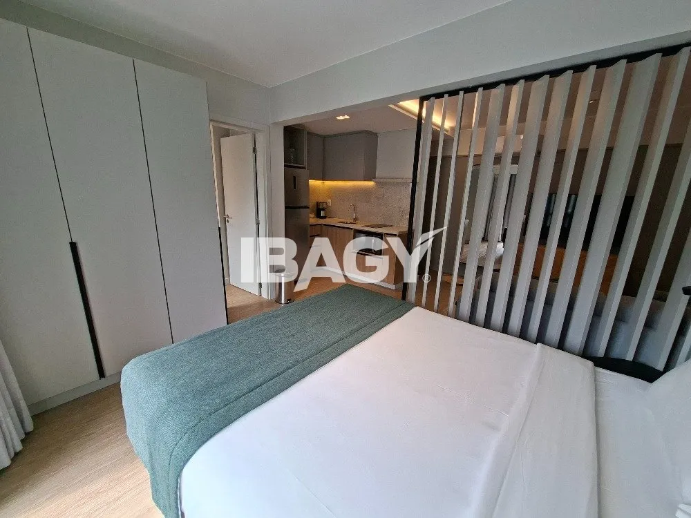 Studio with a glassed-in balcony and open-plan kitchen — photo 137