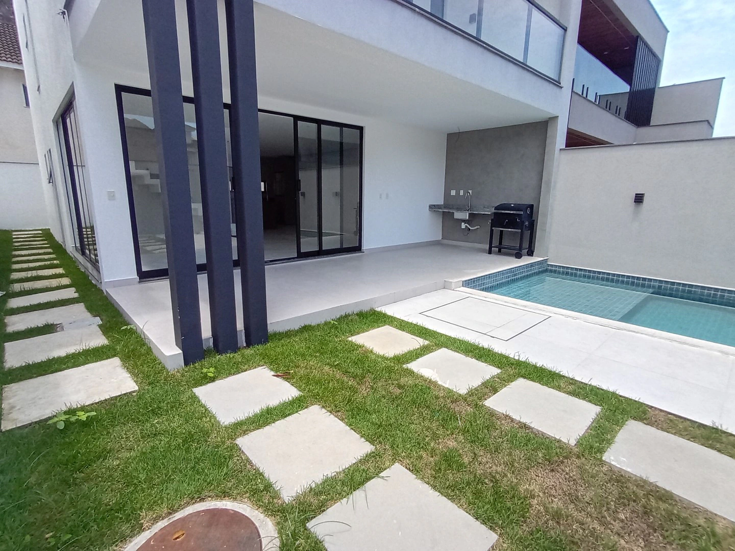 Condo house with open-plan kitchen and 3 en-suites — photo 23