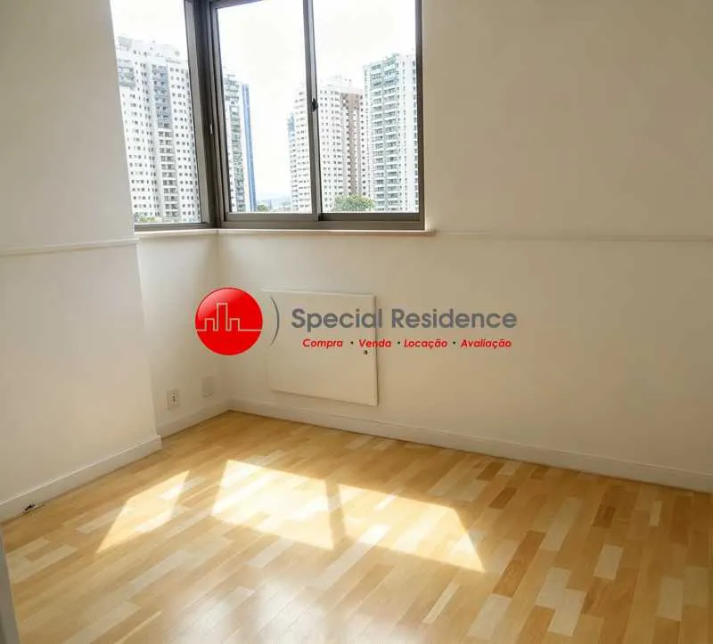 Wood or laminate floors in a 3-bedroom apartment, 120 m² — photo 2