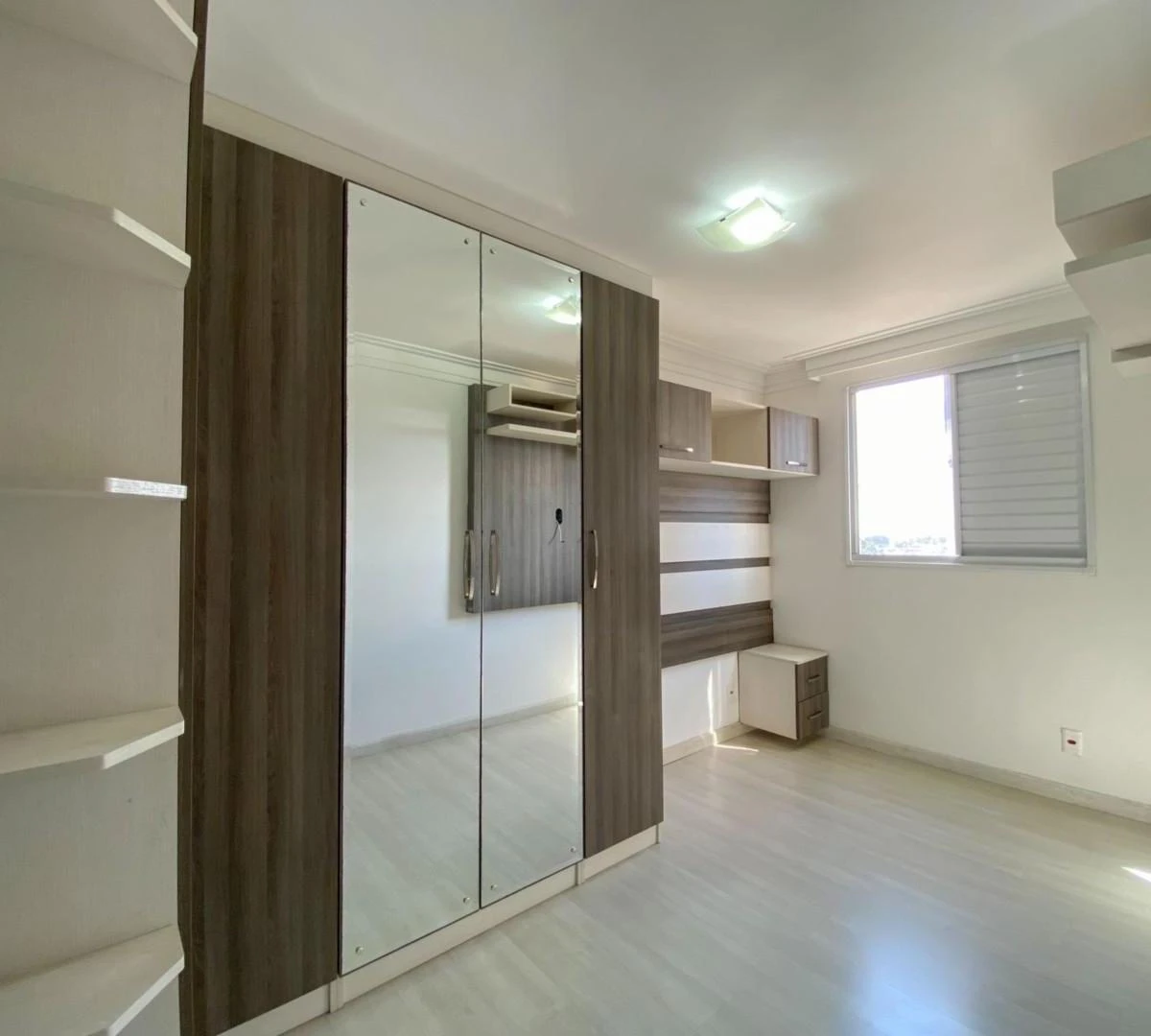 Квартира 56 м² із заскленим балконом та робочим місцем — photo 3