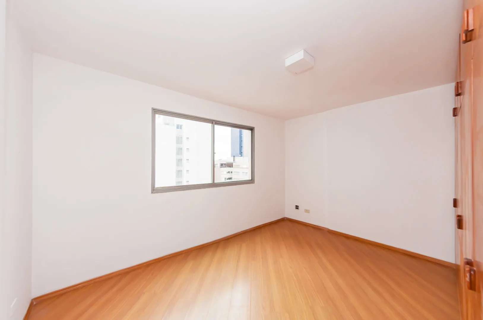 1-bedroom apartment with a separate, closed kitchen — photo 7