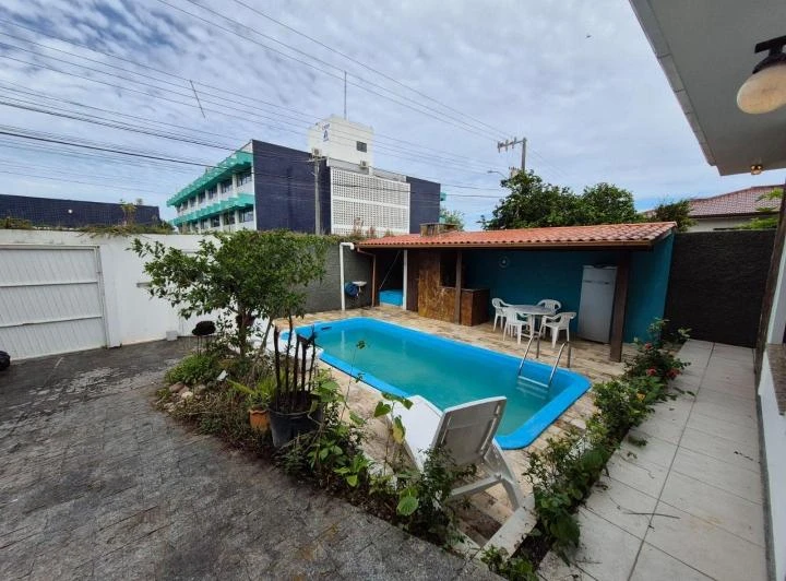 Casa com 4 quartos e churrasqueira embutida na varanda