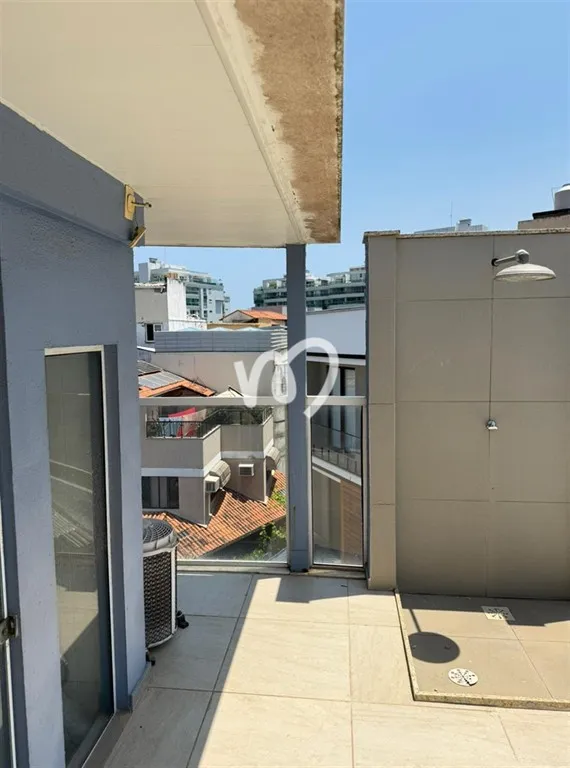 Balcony with a grill in a 5-bedroom house, 280 m² — photo 23