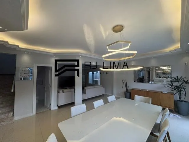 Casa amueblada, 350 m², con balcón cerrado con vidrio