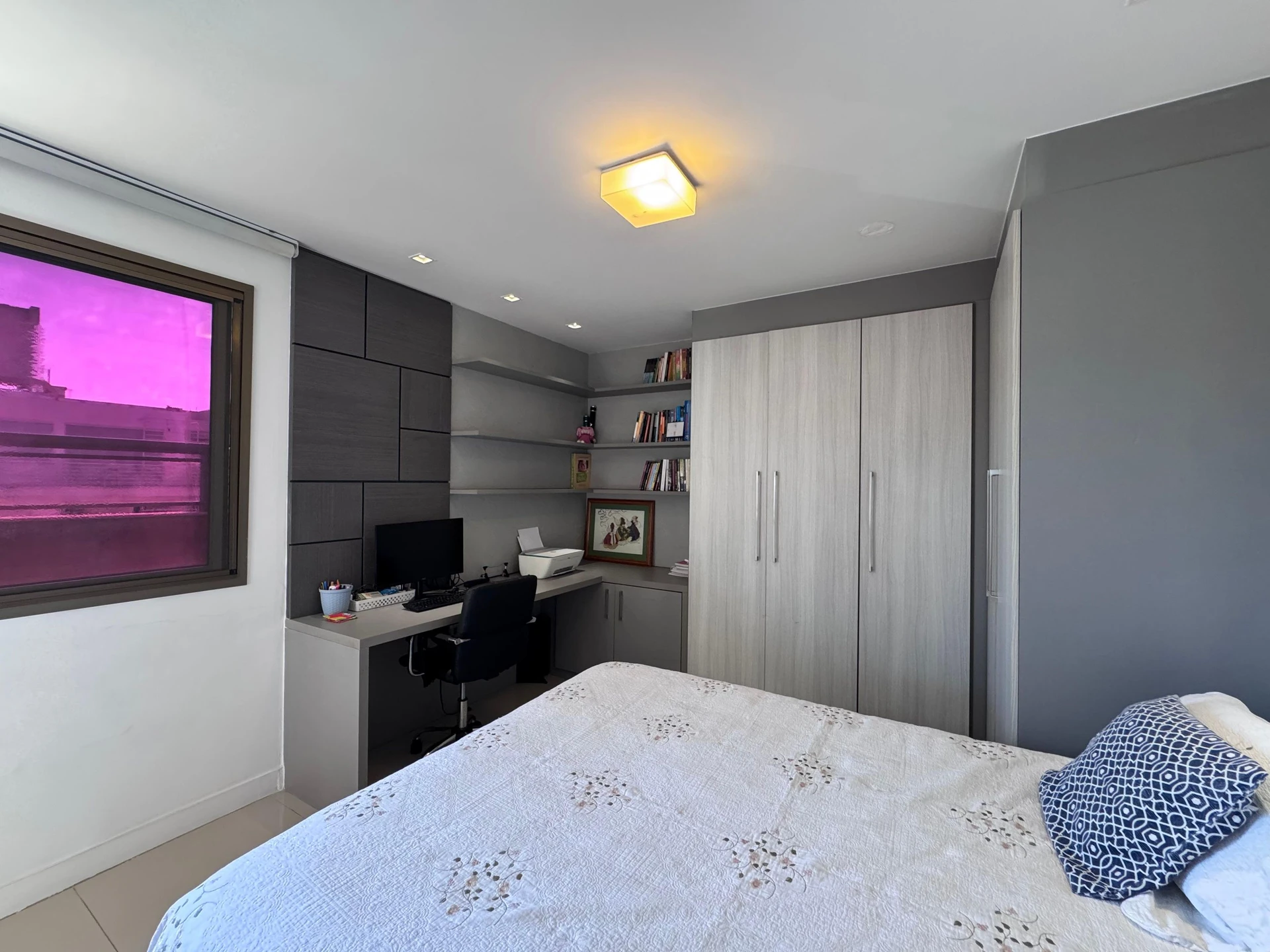 4-bedroom apartment with a glass-enclosed balcony — photo 12