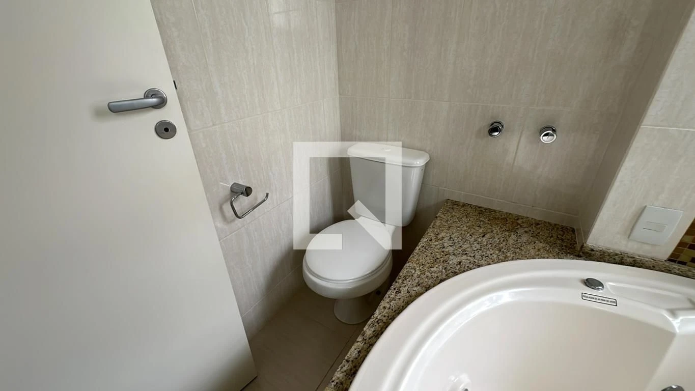 3-bedroom house with a glass-enclosed balcony in Curitiba — photo 43