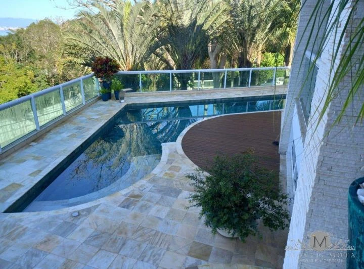 300 m² house with 5 en-suite bedrooms and views