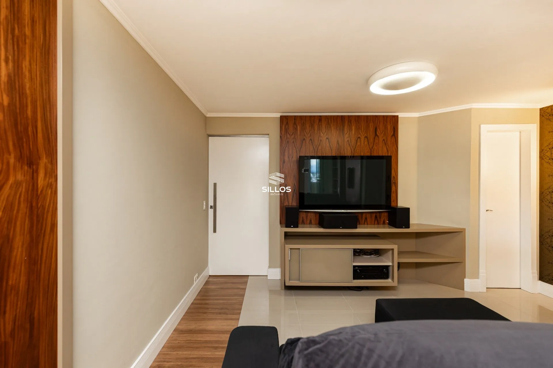 121 m² apartment with a glass-enclosed balcony and a bathtub — photo 6