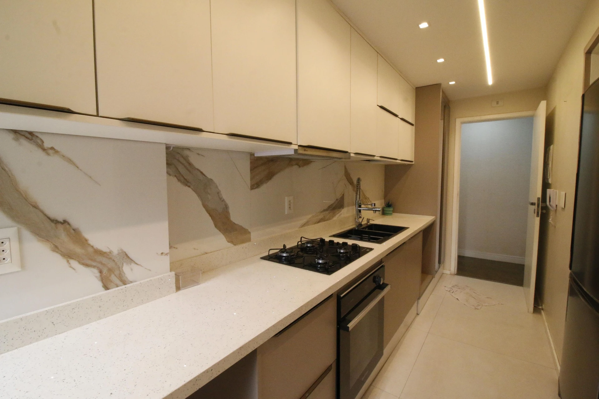Walk-in closet in a 2-bedroom apartment, 90 m² — photo 12