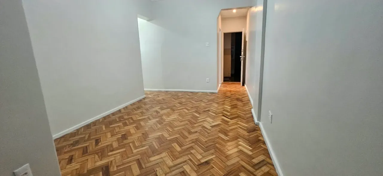 Apartamento de 2 quartos com piso de madeira ou laminado — photo 2