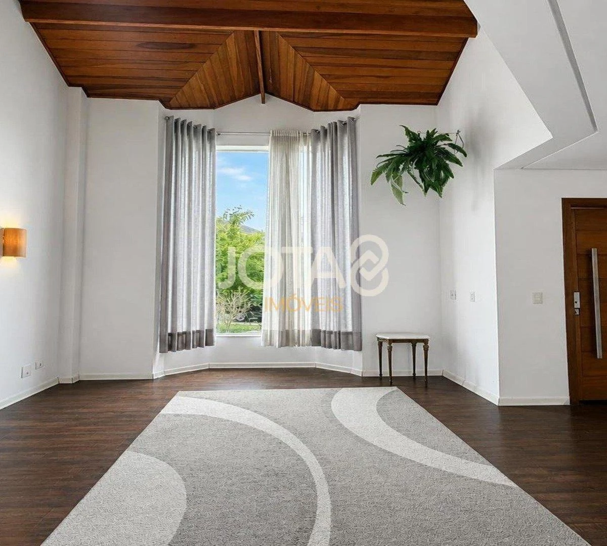 4-bedroom house with a glass-enclosed balcony in Curitiba — photo 30