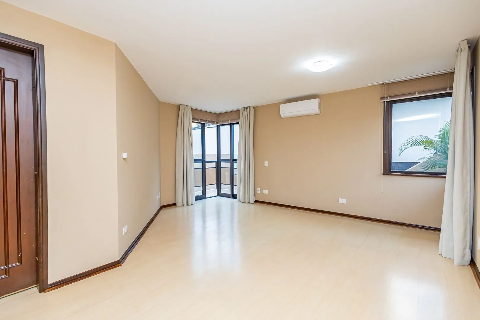 Rental house with 4 bedrooms and 5 bathrooms across 550 m² — photo 41