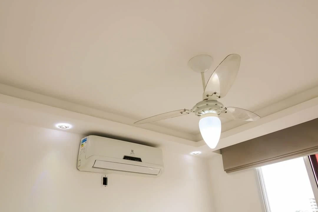 Balcony with a grill in a 2-bedroom apartment, 60 m² — photo 16