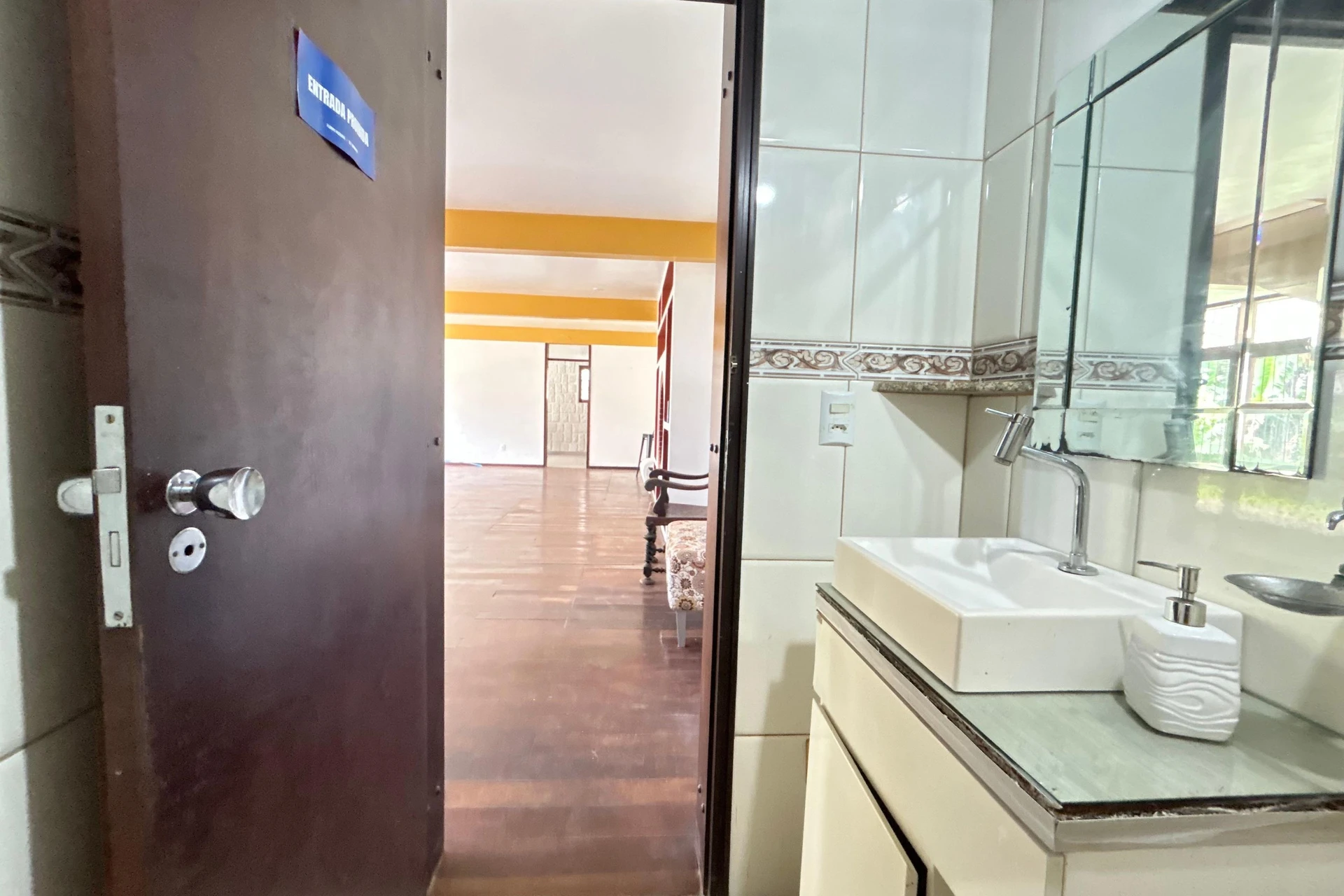 300 m² house with a jacuzzi and a bathtub — photo 41