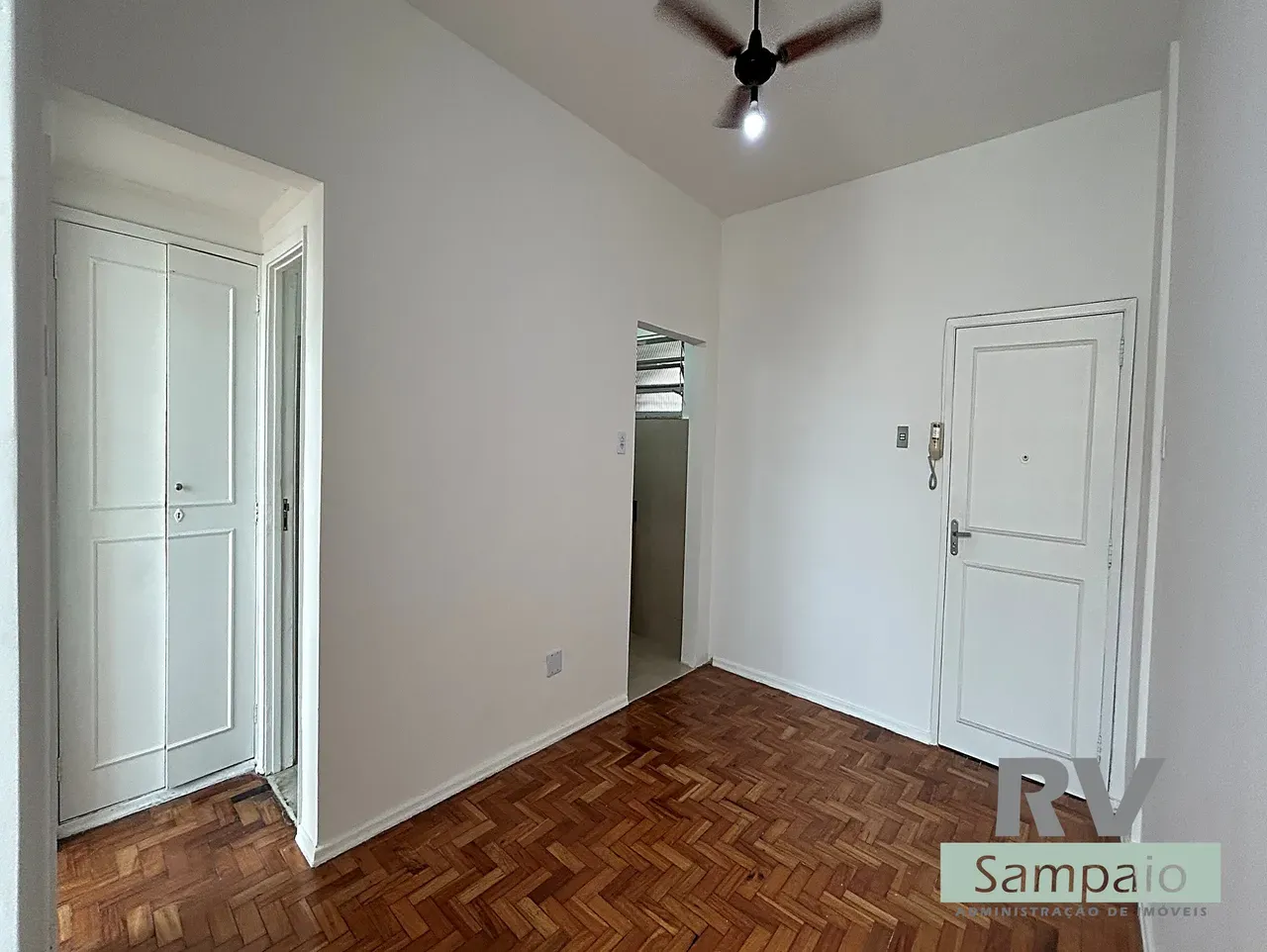 One-bedroom apartment with wood or laminate floors — photo 7