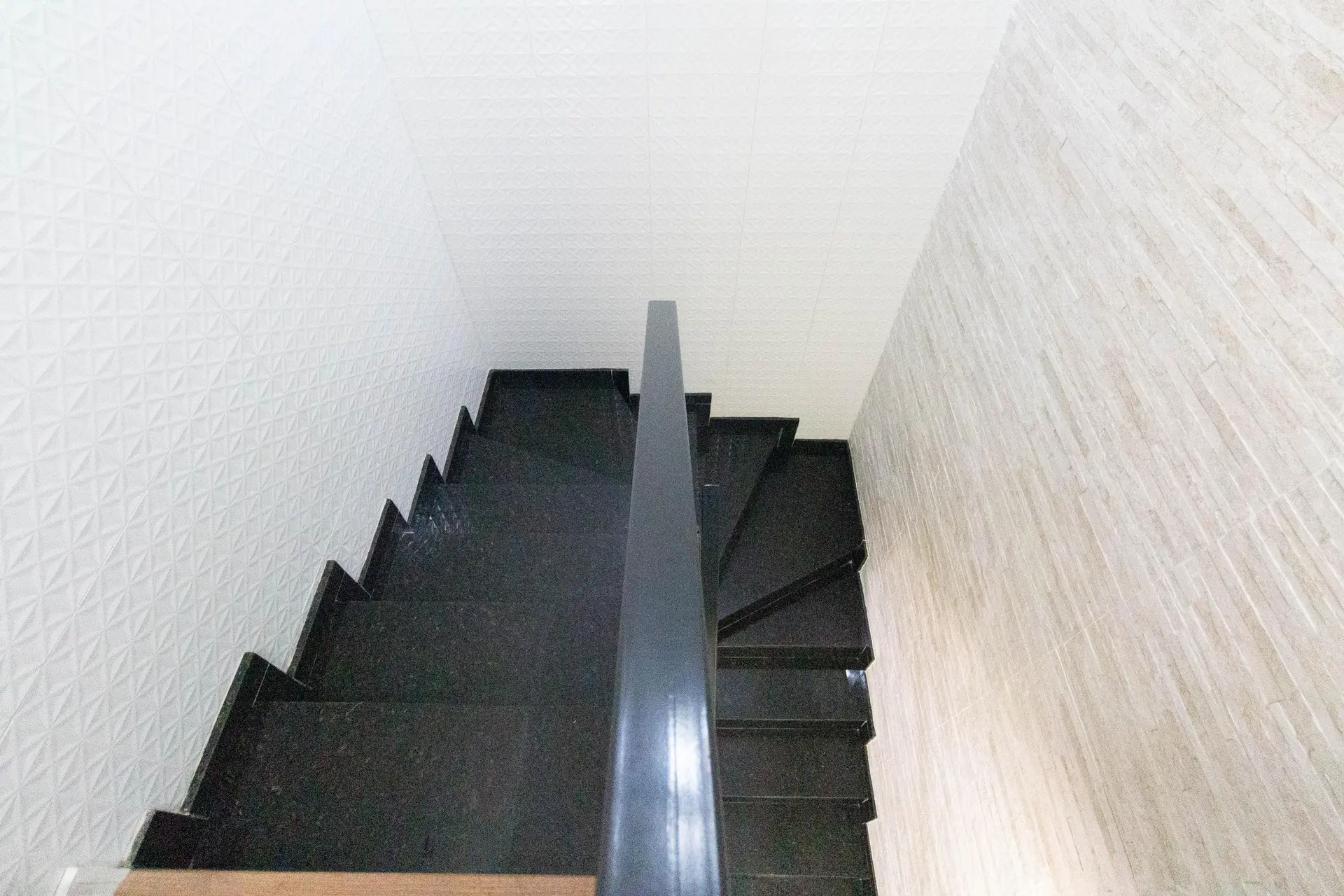 Balcony with a grill in a 2-bedroom house, 80 m² — photo 26