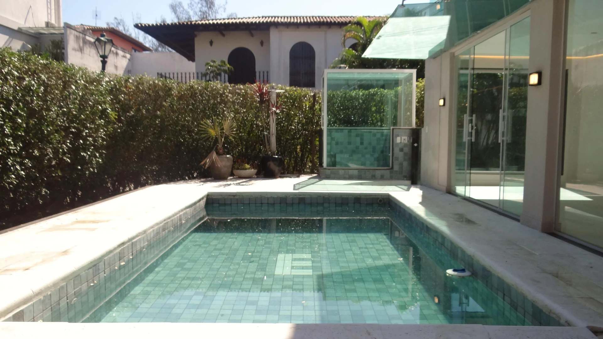 Casa de 384 m² com janelas do piso ao teto e varanda gourmet — photo 14