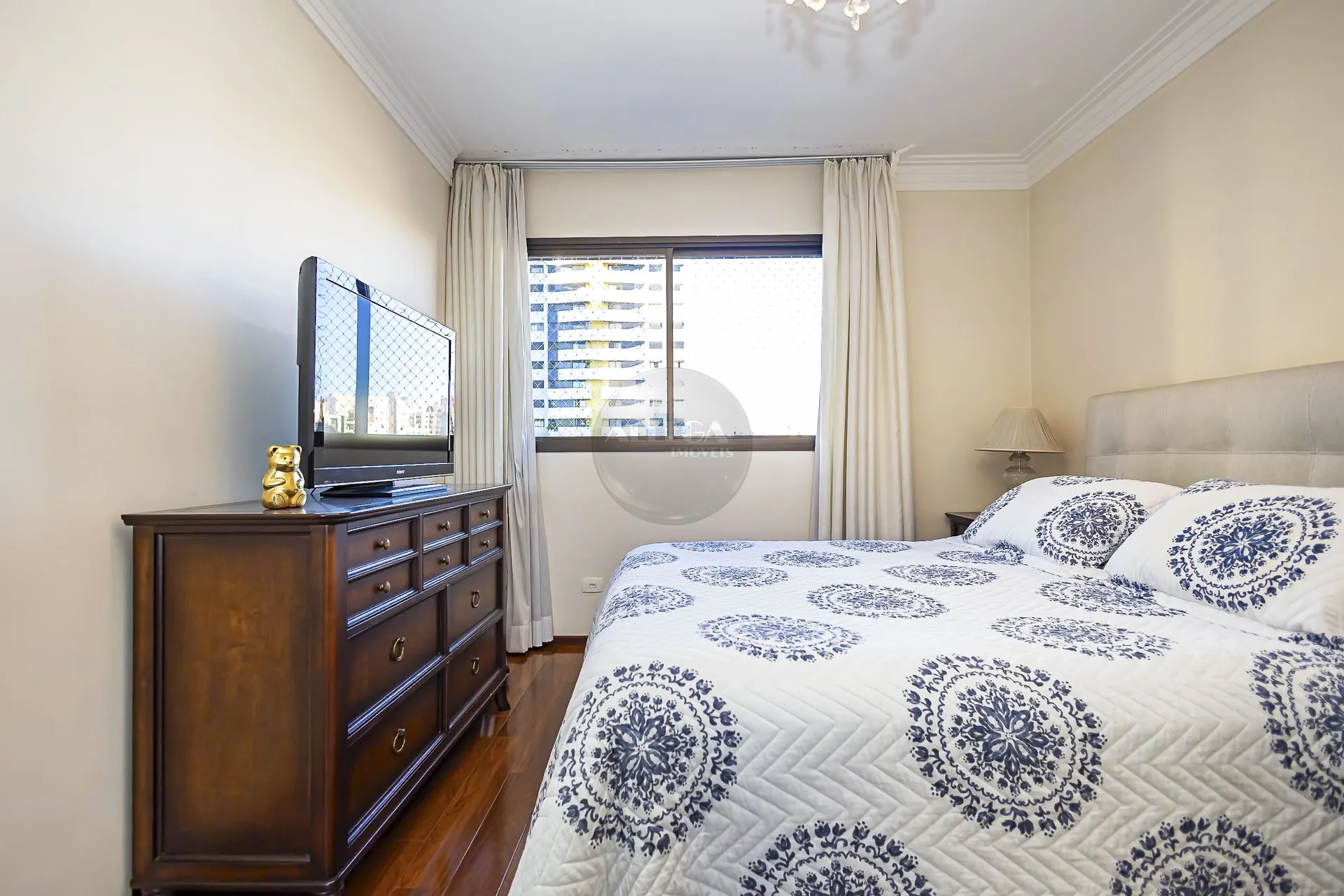 Apartamento com 4 quartos e piso de madeira na sala — photo 42