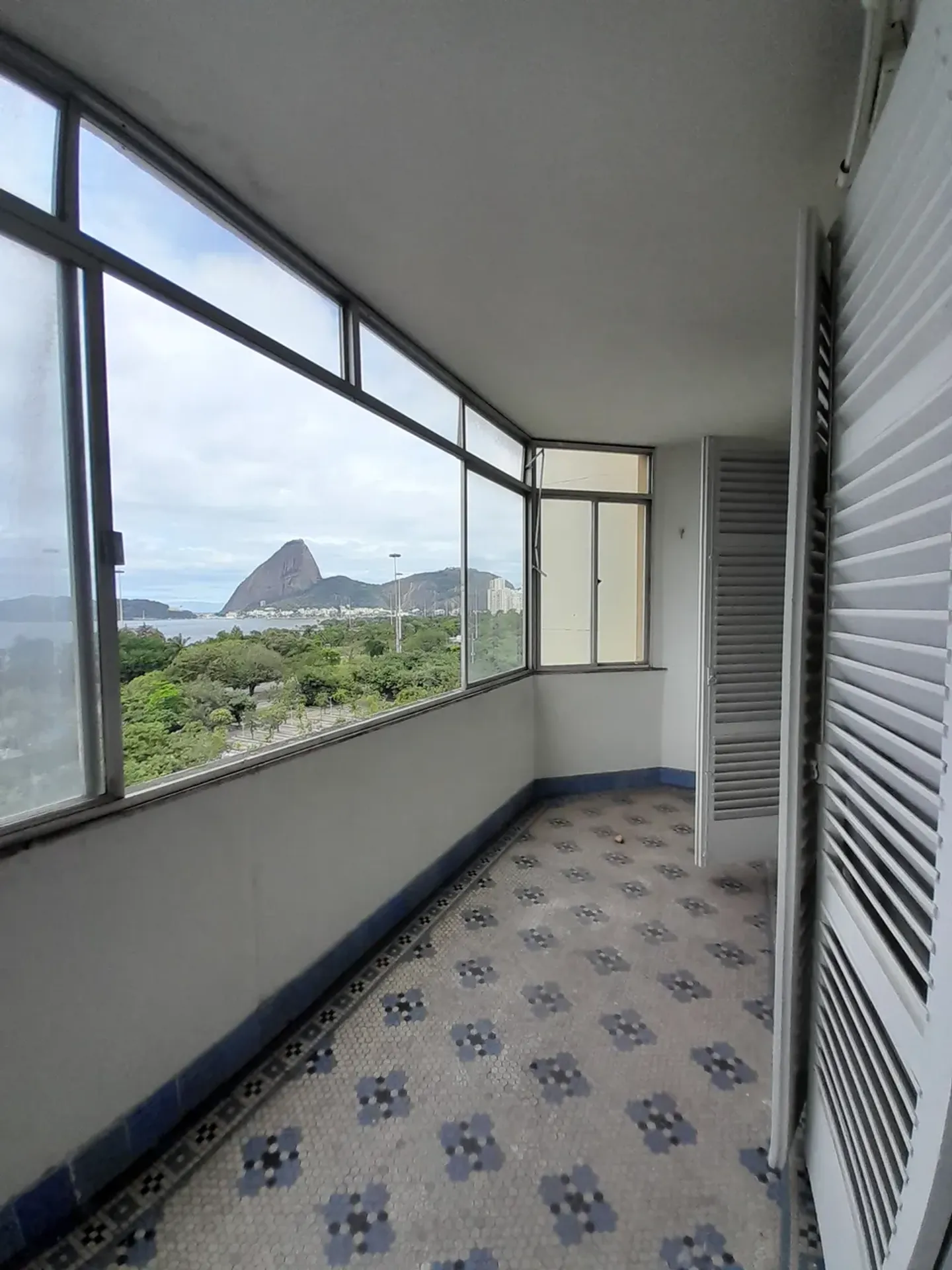Apartment on the 9th floor with a glass-enclosed balcony — photo 11