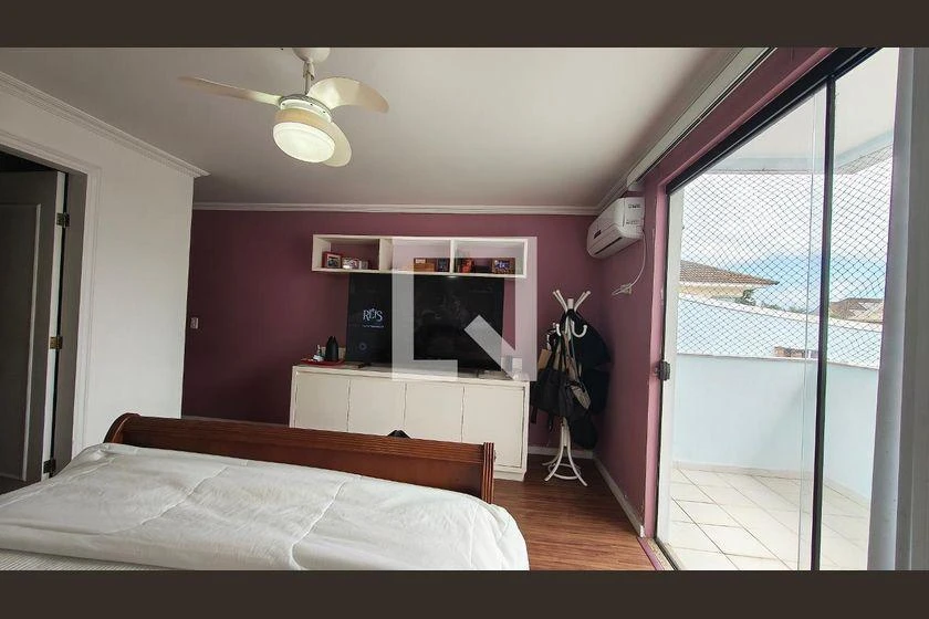 290 m² house with a bathtub and a walk-in closet — photo 7