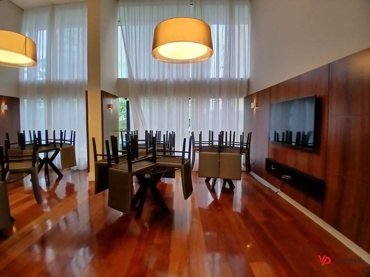 4-bedroom apartment with a walk-in closet in Curitiba — photo 54