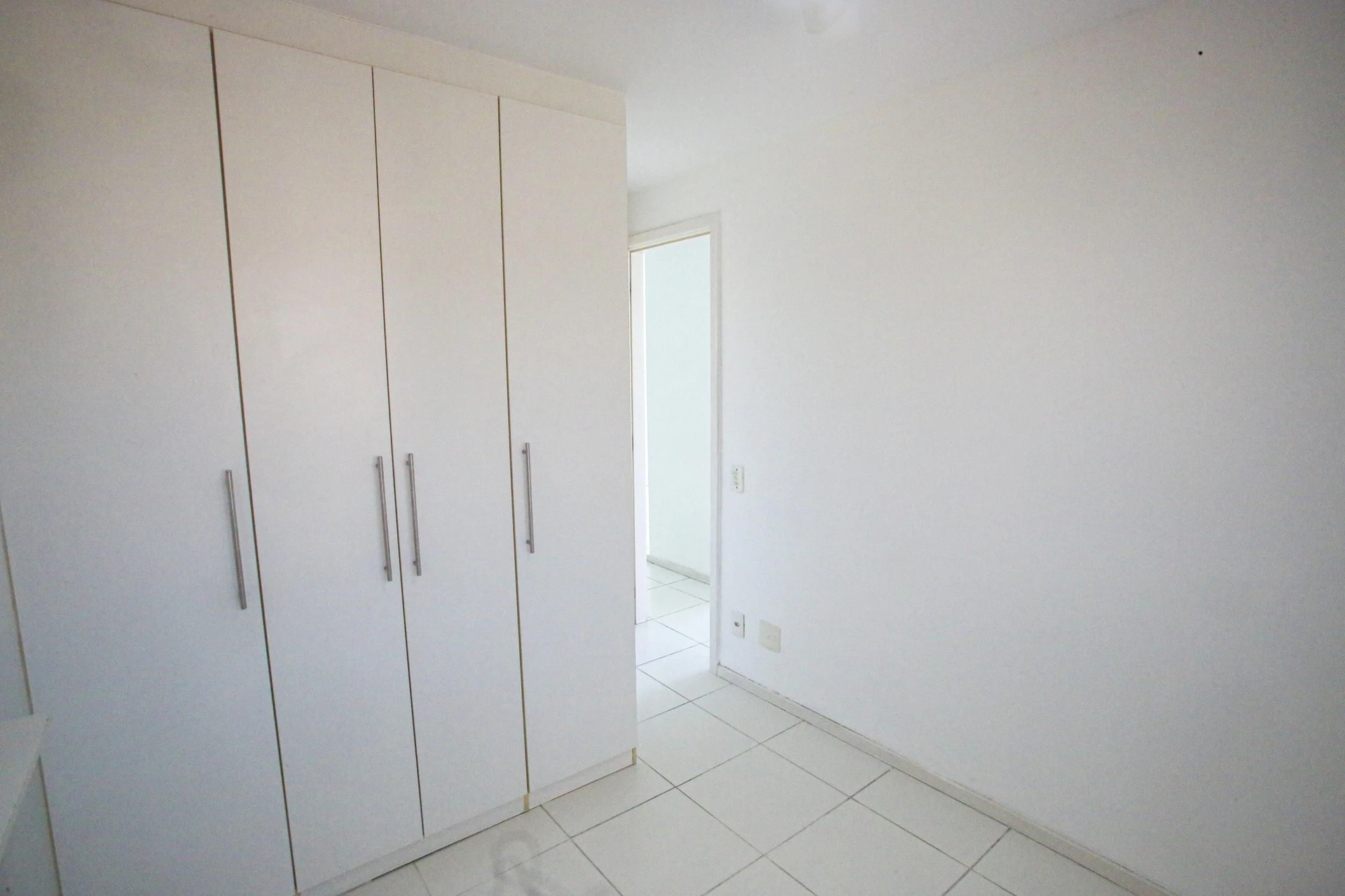 Glass-enclosed balcony in a 3-bedroom apartment, 131 m² — photo 54