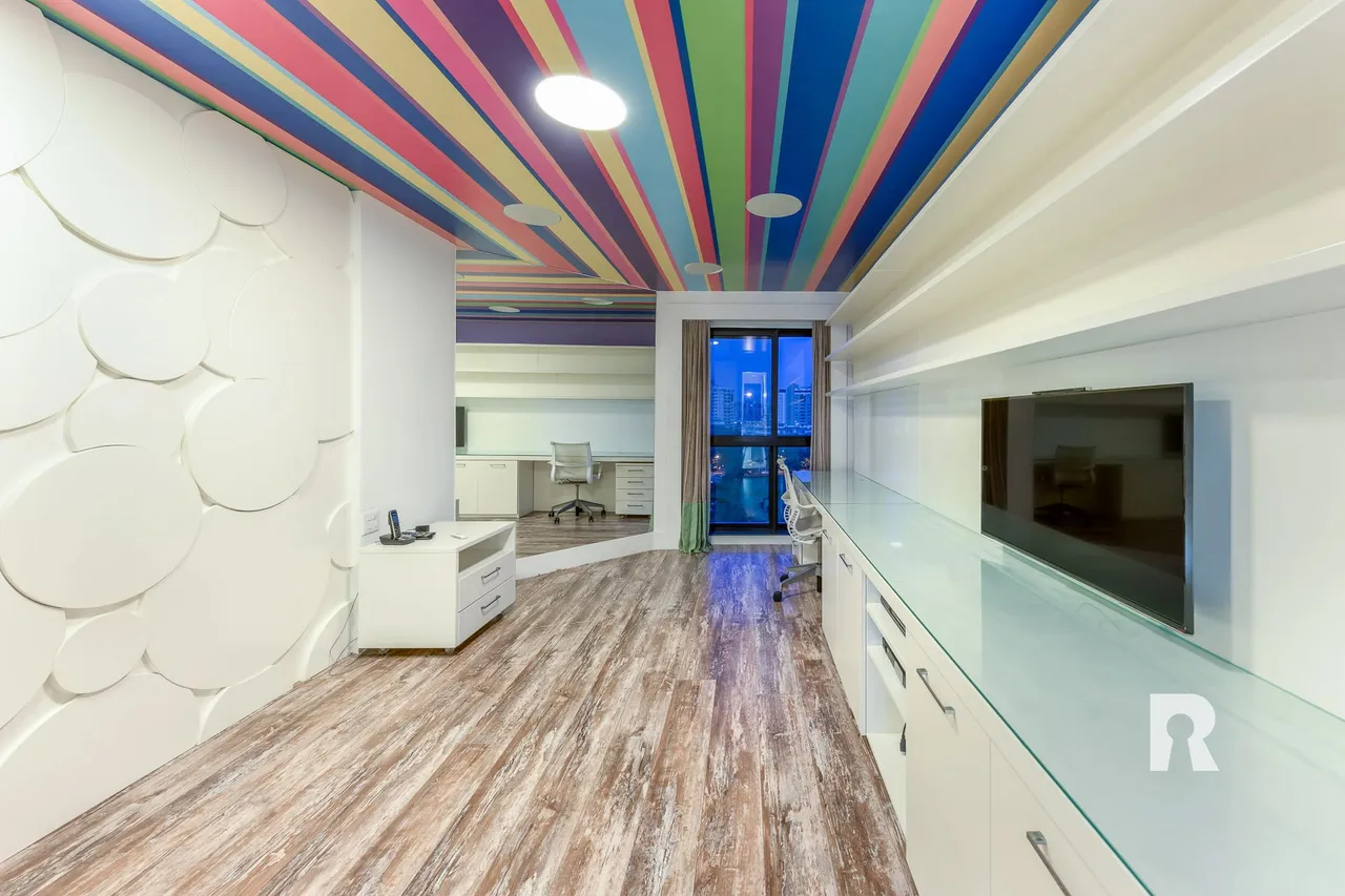 4-bedroom apartment with 5 bathrooms and enclosed balcony — photo 18