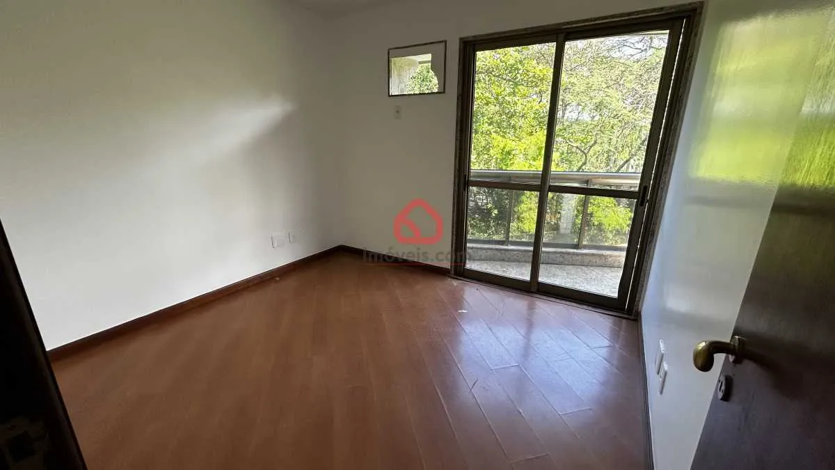 3-bedroom apartment in a building with a pool — photo 10