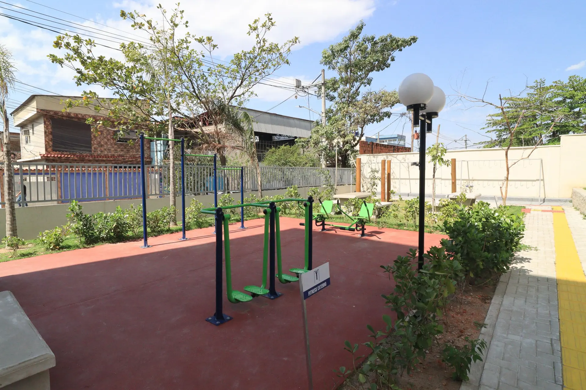 One-bedroom apartment in a building with a gym — photo 32