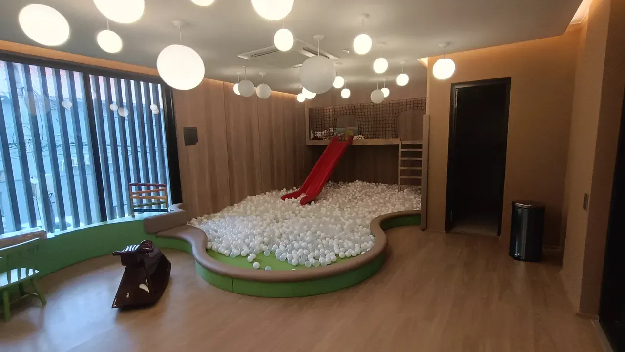Квартира 73 м² с застеклённым балконом и видом на горы — photo 46