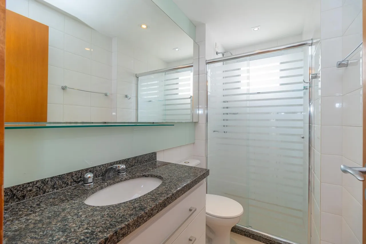 Unfurnished 3-bedroom apartment with glass balcony — photo 9