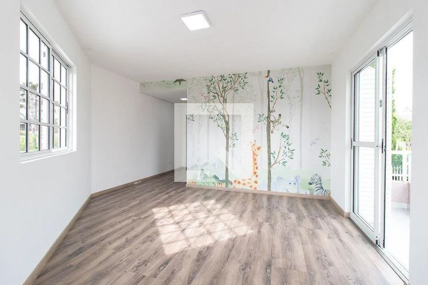 3-bedroom house with a glass-enclosed balcony — photo 10