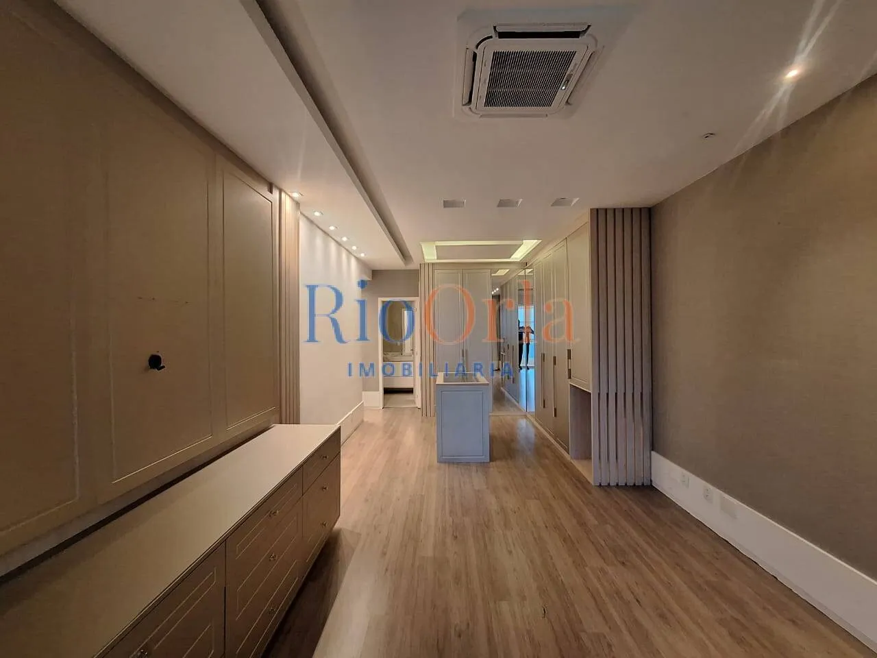 Furnished apartment with 4 bedrooms and 5 bathrooms — photo 23