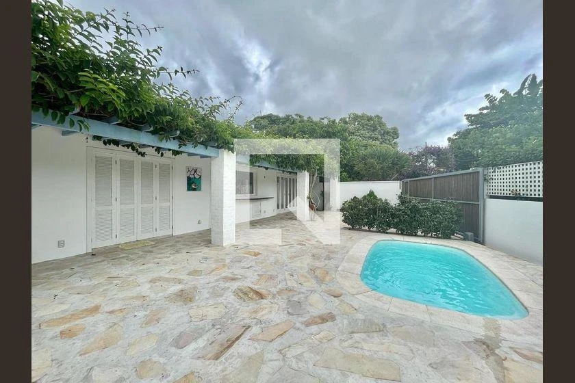 Balcony with a grill in a 3-bedroom house, 220 m²