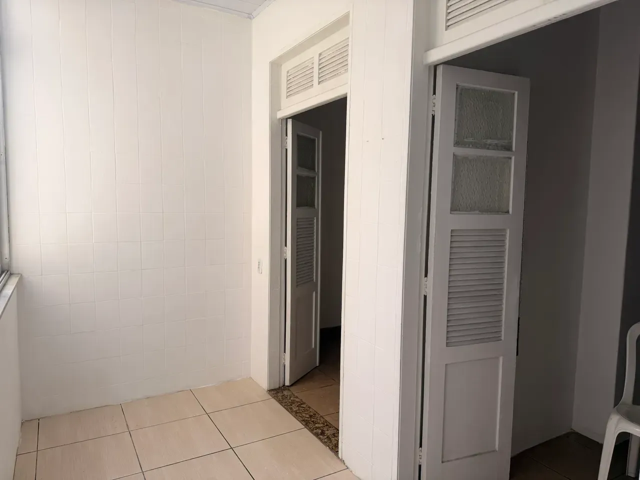 2-bedroom apartment with 1 bathroom and glass shower — photo 14