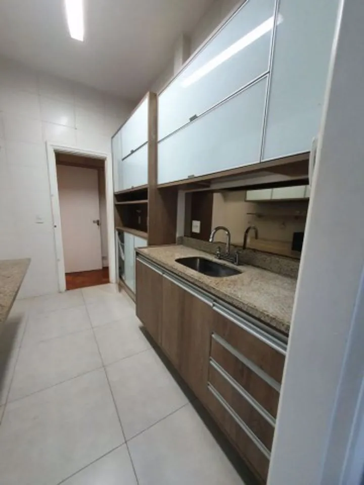 Walk-in closet in a 3-bedroom apartment, 148 m² — photo 25