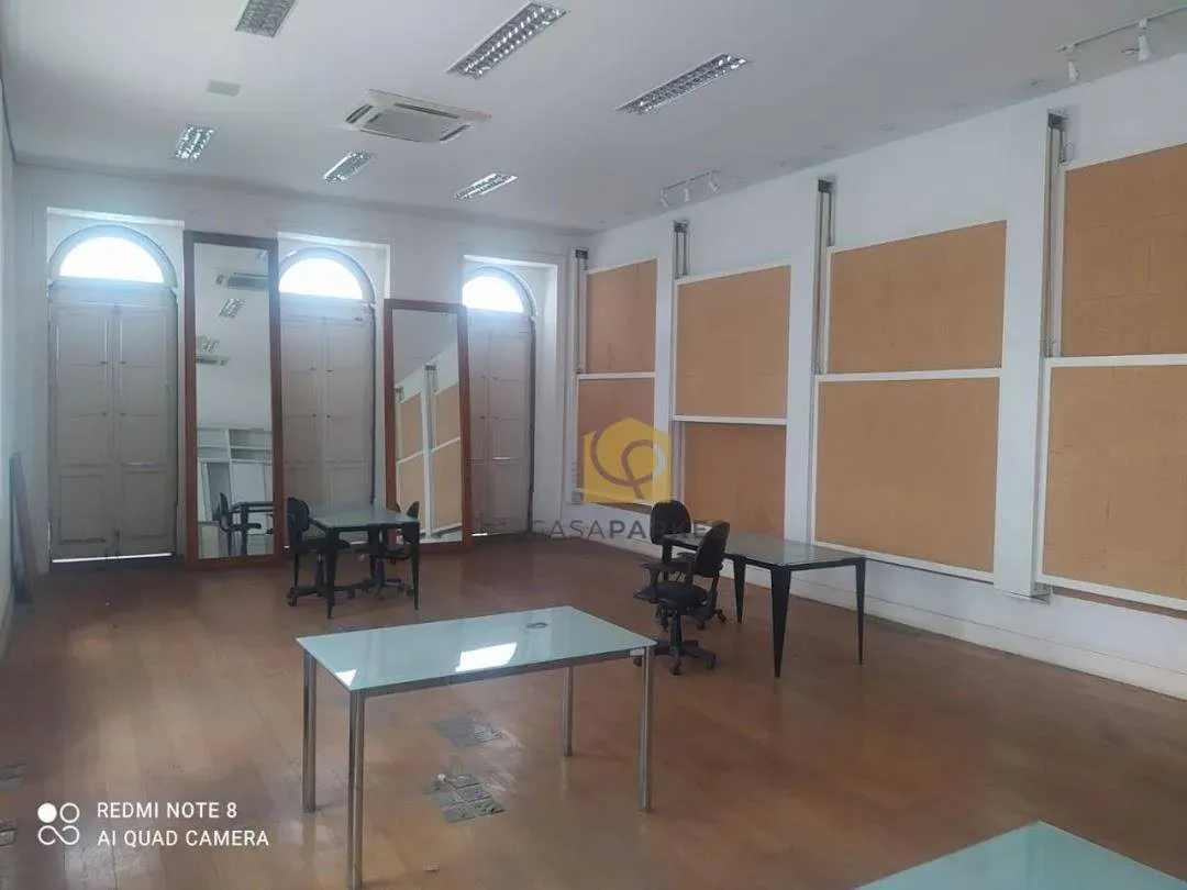 Casa com 2 dormitórios e piso de madeira na sala — photo 48