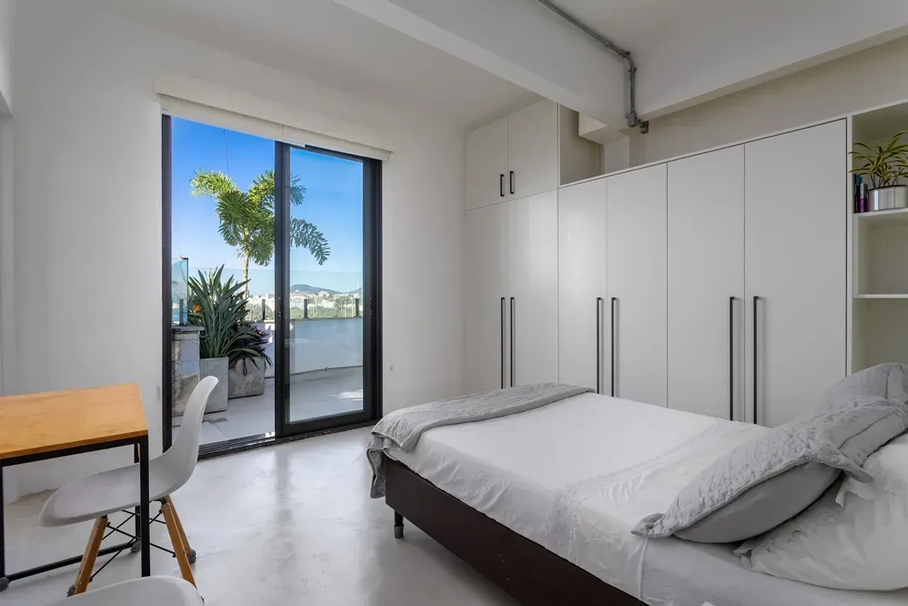 Furnished apartment with 2 bedrooms and enclosed balcony — photo 6