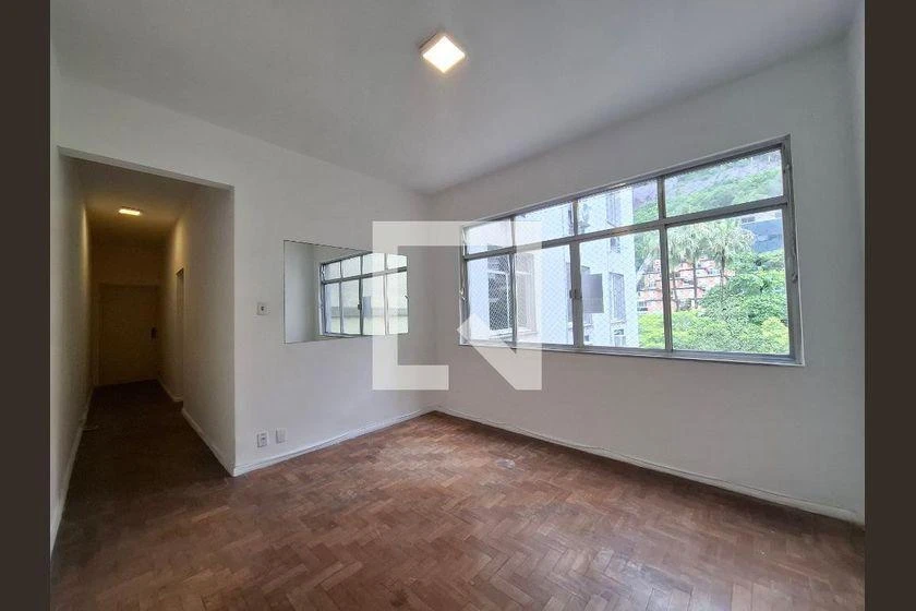 Wood or laminate floors in a one-bedroom apartment, 61 m²