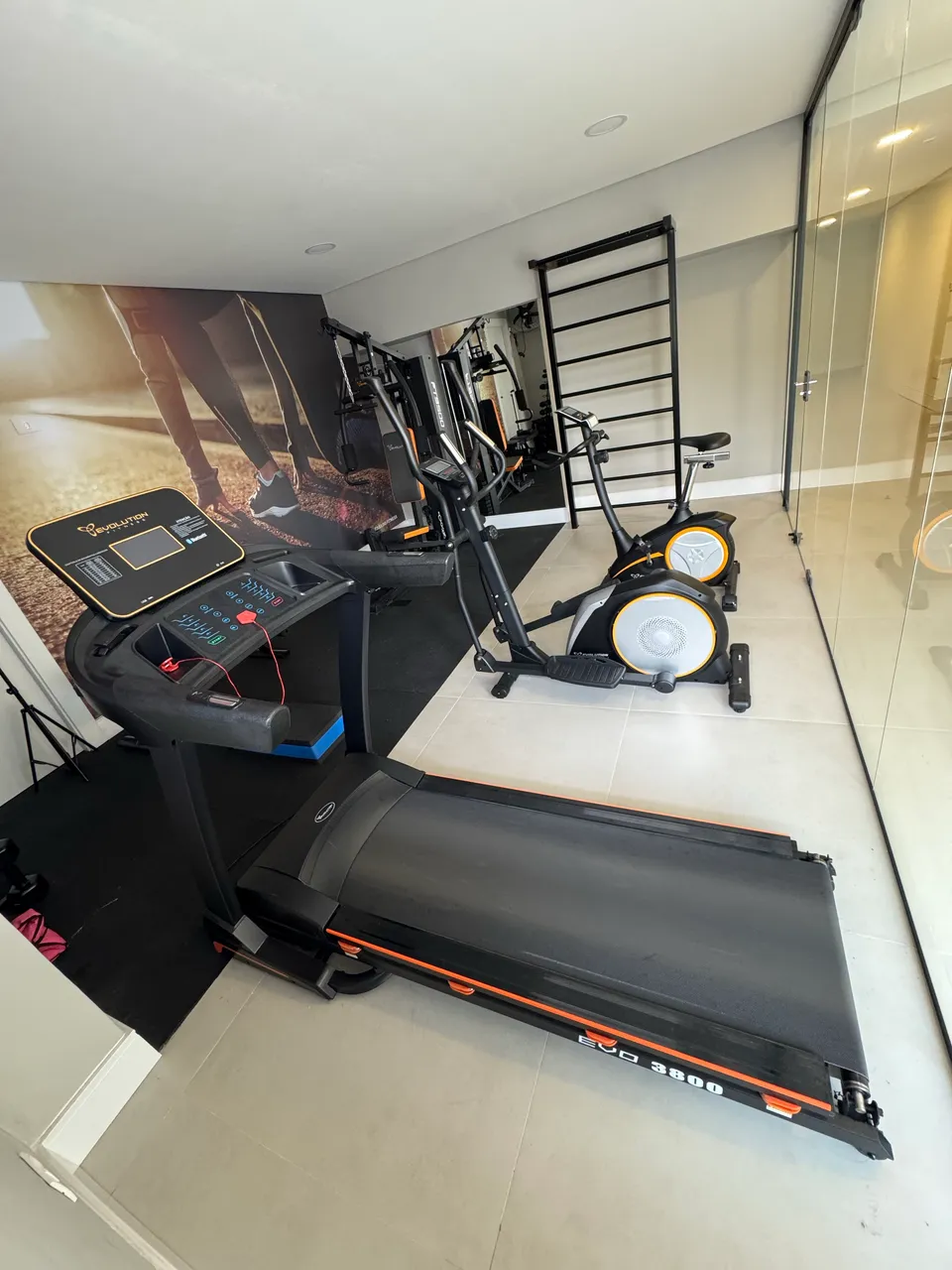 One-bedroom apartment in a building with a gym — photo 13