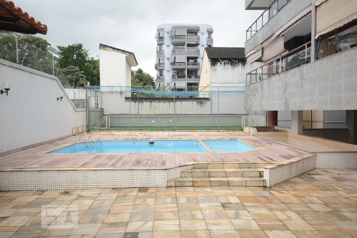 4-bedroom apartment in a building with a pool — photo 31