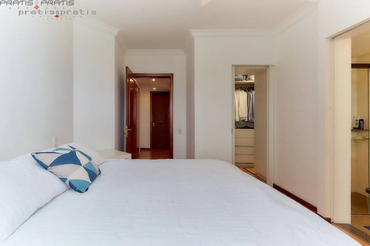 Bathtub in a 3-bedroom apartment, 131 m² — photo 6