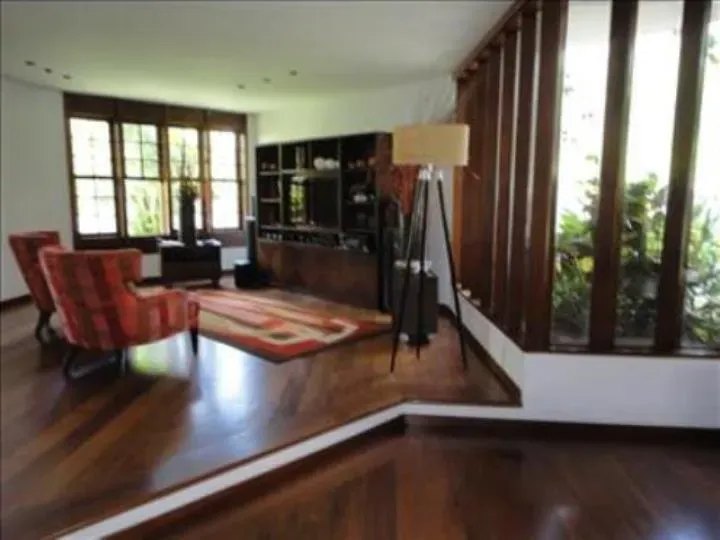 House with 5 bedrooms and a built-in balcony grill — photo 4