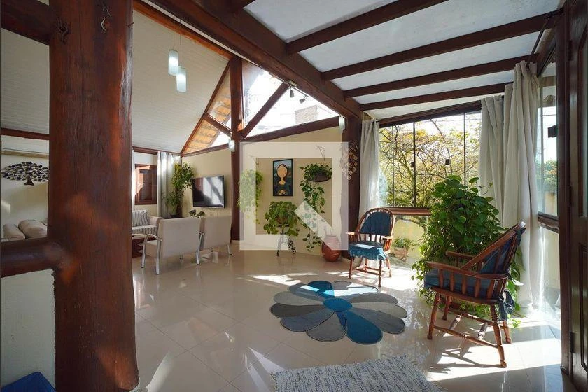 Walk-in closet in a 3-bedroom house, 225 m²
