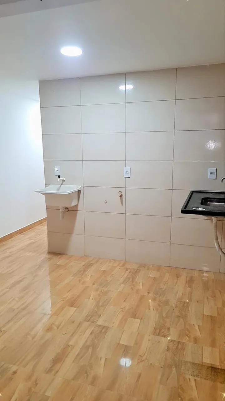 2-bedroom unfurnished apartment with tiled bathroom — photo 2