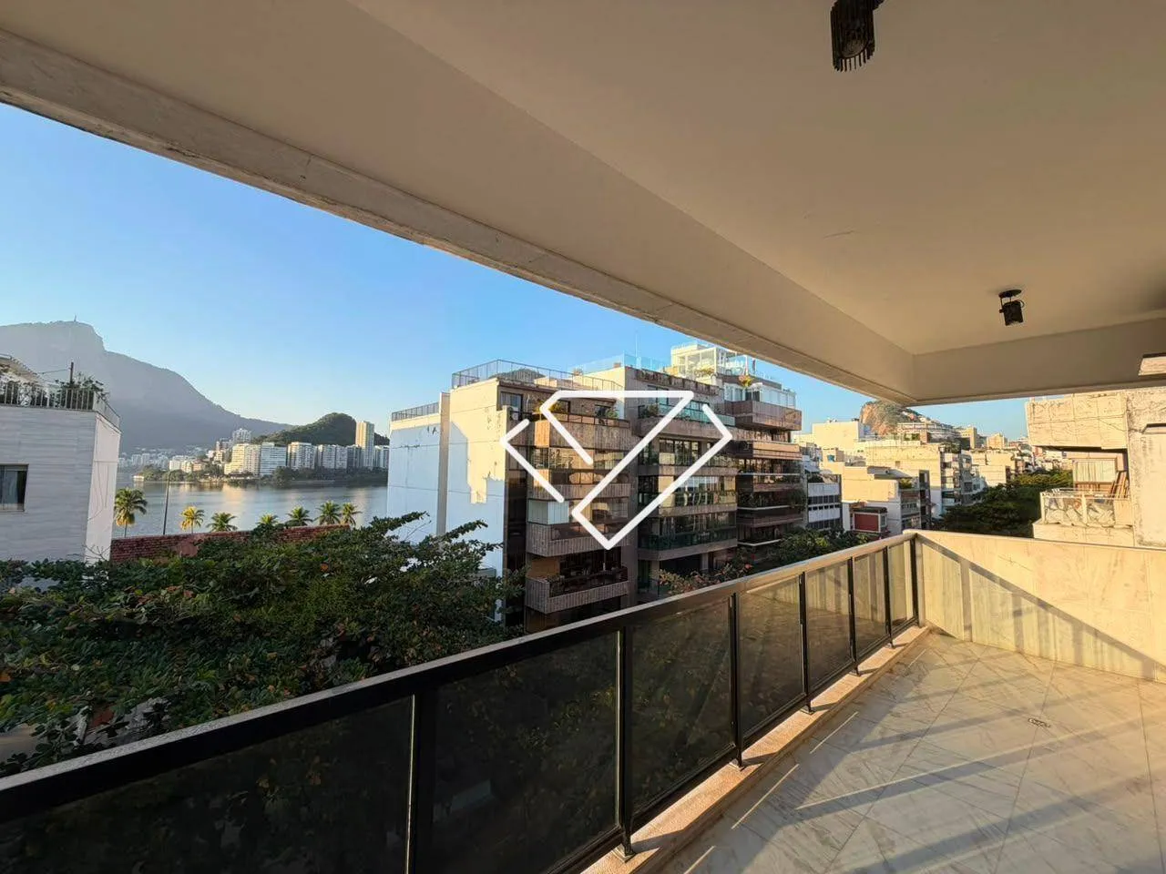 Penthouse with 3 bedrooms, 4 bathrooms and enclosed balcony — photo 56