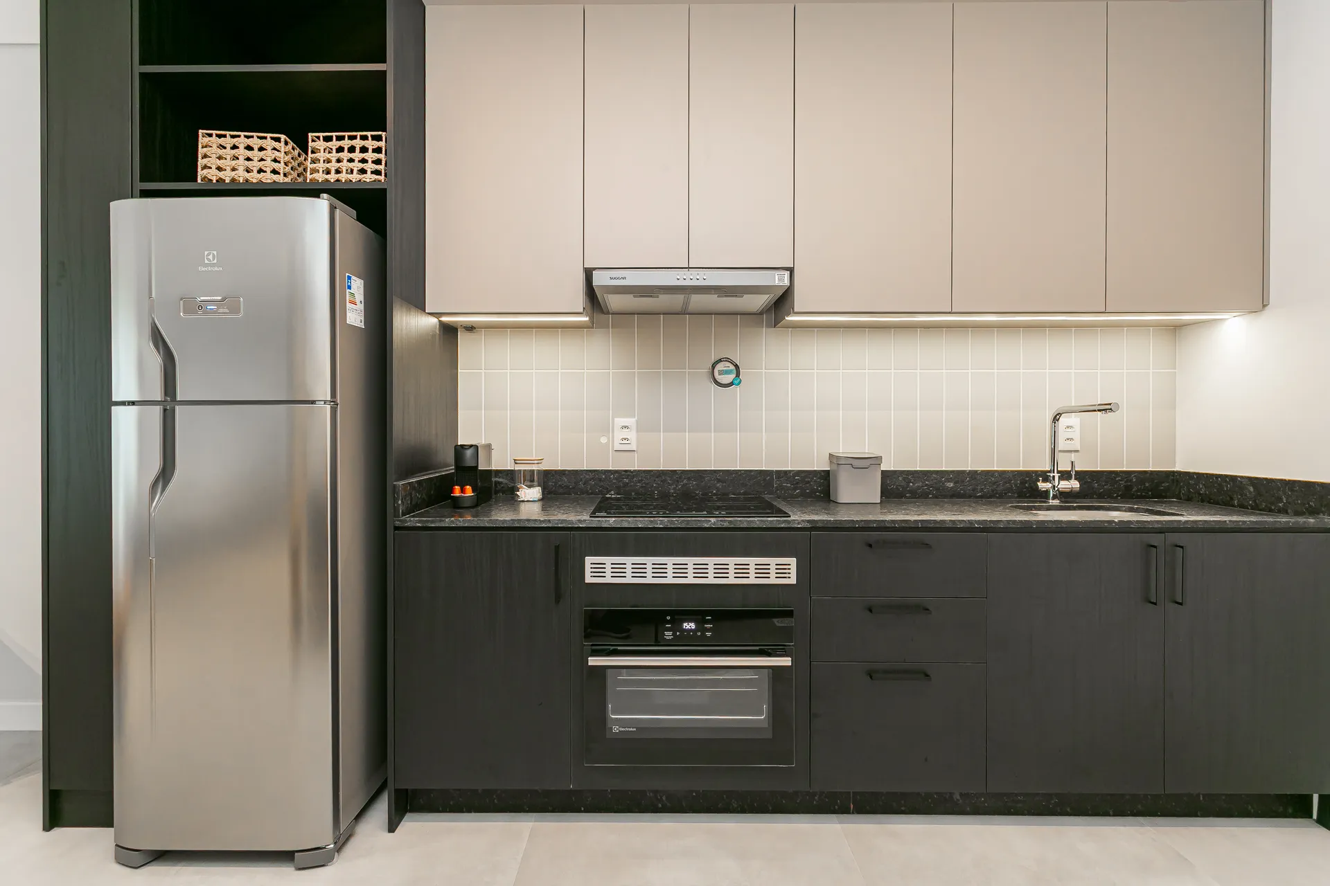 59 m² furnished studio with an integrated open-plan kitchen — photo 2